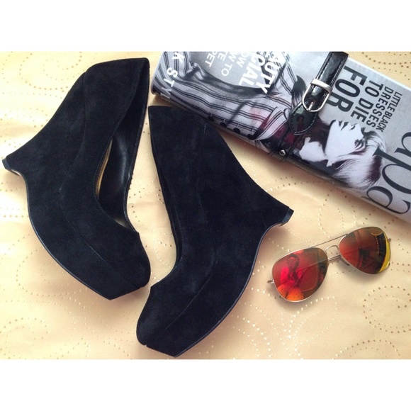 BCBG Black Suede Platform Pumps sz 6 - Picture 1 of 1